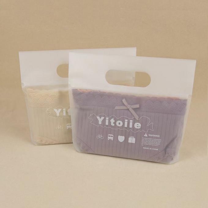 Impressão personalizada Bolsas de plástico de fecho de fecho eco-friendly com alça para roupas Saco de embalagem 4