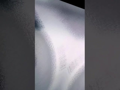 O papel encerado biodegradável de produto comestível envolve o selo autoadesivo