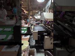 Linha de montagem de fabricação de precisão em operação