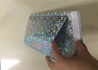 O pacote acolchoado encarregados do envio da correspondência colorido holográfico do invólucro com bolhas de ar ensaca impermeável