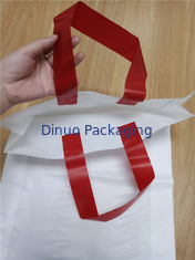 O costume imprimiu sacos de compras da mercadoria para a mercearia/loja da roupa
