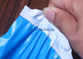 O encarregado do envio da correspondência Co-expulso azul do filme ensaca envelopes plásticos para afixar a umidade - prova
