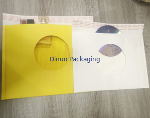 Não amarele nenhum envelope acolchoado de papel de superfície plástico do coxim