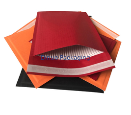 Encarregados do envio da correspondência de papel autoadesivos vermelhos feitos sob encomenda que empacotam envelopes amortecidos