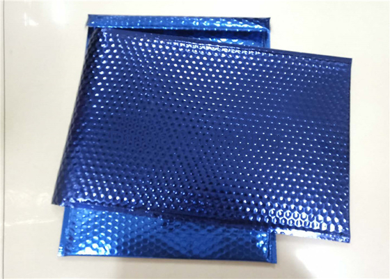 Envelope acolchoado dos encarregados do envio da correspondência da bolha dos azuis marinhos porte postal metálico para o empacotamento do correio