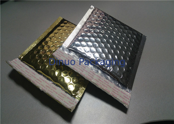 O transporte metálico colorido envolve a resistência de choque decorativa dos encarregados do envio da correspondência da bolha