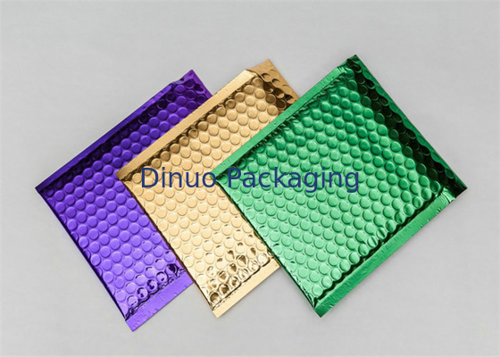 O transporte metálico colorido envolve a resistência de choque decorativa dos encarregados do envio da correspondência da bolha