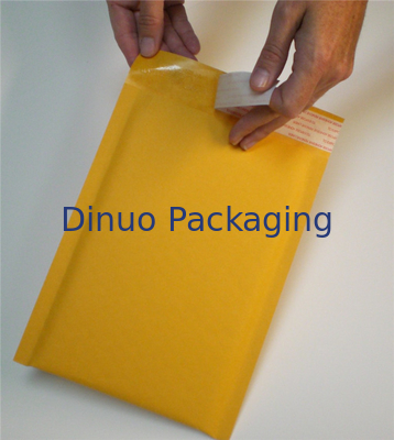 Estação de correios usando funcional da prova 120x165 da radiação dos encarregados do envio da correspondência da bolha de Kraft multi