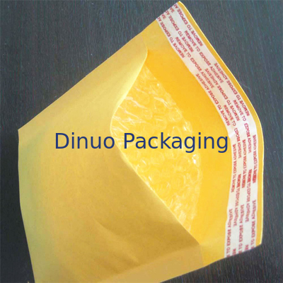 Os encarregados do envio da correspondência biodegradáveis da bolha de Kraft, invólucro com bolhas de ar acolchoaram o envelope para o transporte