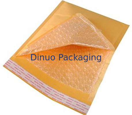 Os encarregados do envio da correspondência amarelos de pouco peso da bolha de Kraft, bolha de Kraft envolvem a resistência de choque