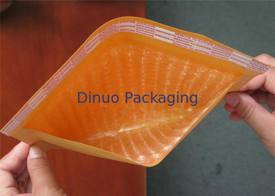 Os encarregados do envio da correspondência biodegradáveis da bolha de Kraft, invólucro com bolhas de ar acolchoaram o envelope para o transporte