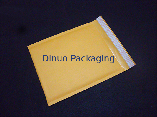 Os encarregados do envio da correspondência biodegradáveis da bolha de Kraft, invólucro com bolhas de ar acolchoaram o envelope para o transporte