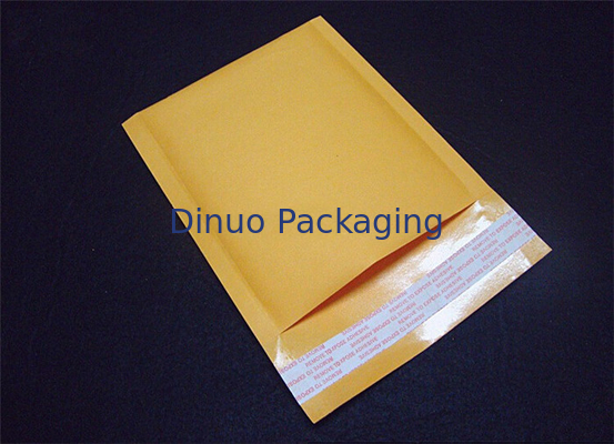 Os encarregados do envio da correspondência biodegradáveis da bolha de Kraft, invólucro com bolhas de ar acolchoaram o envelope para o transporte