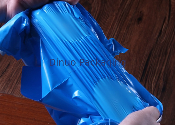 O encarregado do envio da correspondência Co-expulso azul do filme ensaca envelopes plásticos para afixar a umidade - prova