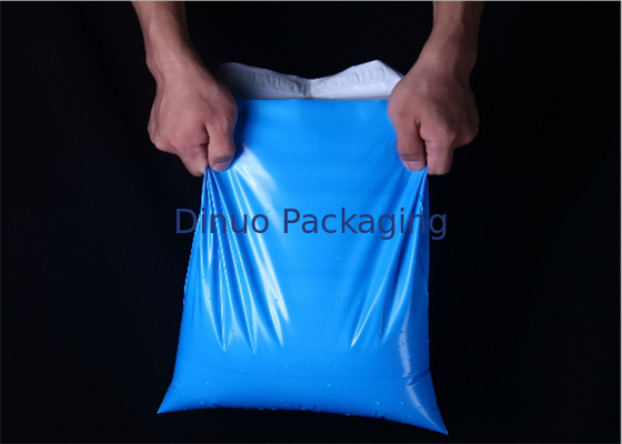 O encarregado do envio da correspondência Co-expulso azul do filme ensaca envelopes plásticos para afixar a umidade - prova