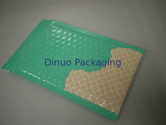 Envelope de envio pelo correio acolchoado com invólucro com bolhas de ar para dentro, encarregados do envio da correspondência coloridos da bolha