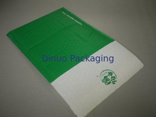 Os encarregados do envio da correspondência polis coloridos verde da bolha, transporte da bolha envolvem a isolação térmica