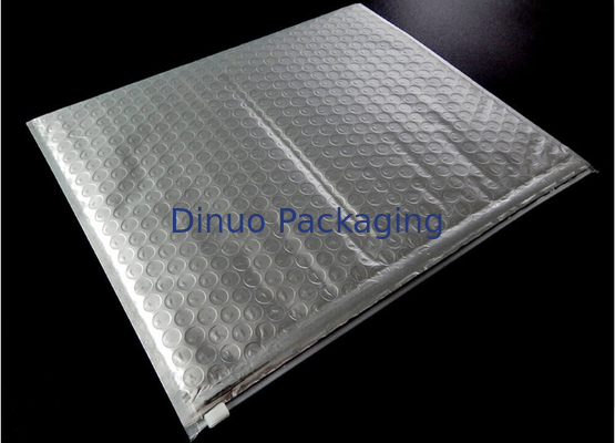 o” recipiente 8x12 carrega o mar que envia folha metálica o saco plástico de bolhas acolchoado do zíper do porte postal dos encarregados do envio da correspondência do envelope