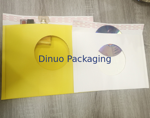Não amarele nenhum envelope acolchoado de papel de superfície plástico do coxim