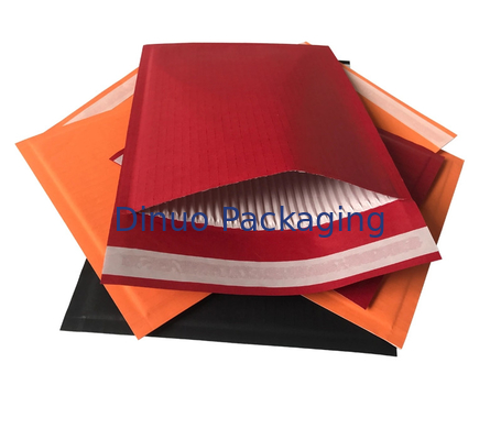 Encarregados do envio da correspondência de papel autoadesivos vermelhos feitos sob encomenda que empacotam envelopes amortecidos