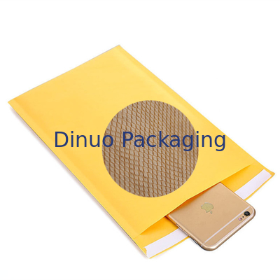 Os encarregados do envio da correspondência acolchoados de papel do favo de mel postal personalizaram o envelope para a proteção do coxim